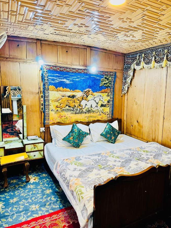 SrīnagarHouseboat New Retreat Group住宿加早餐旅馆 外观 照片
