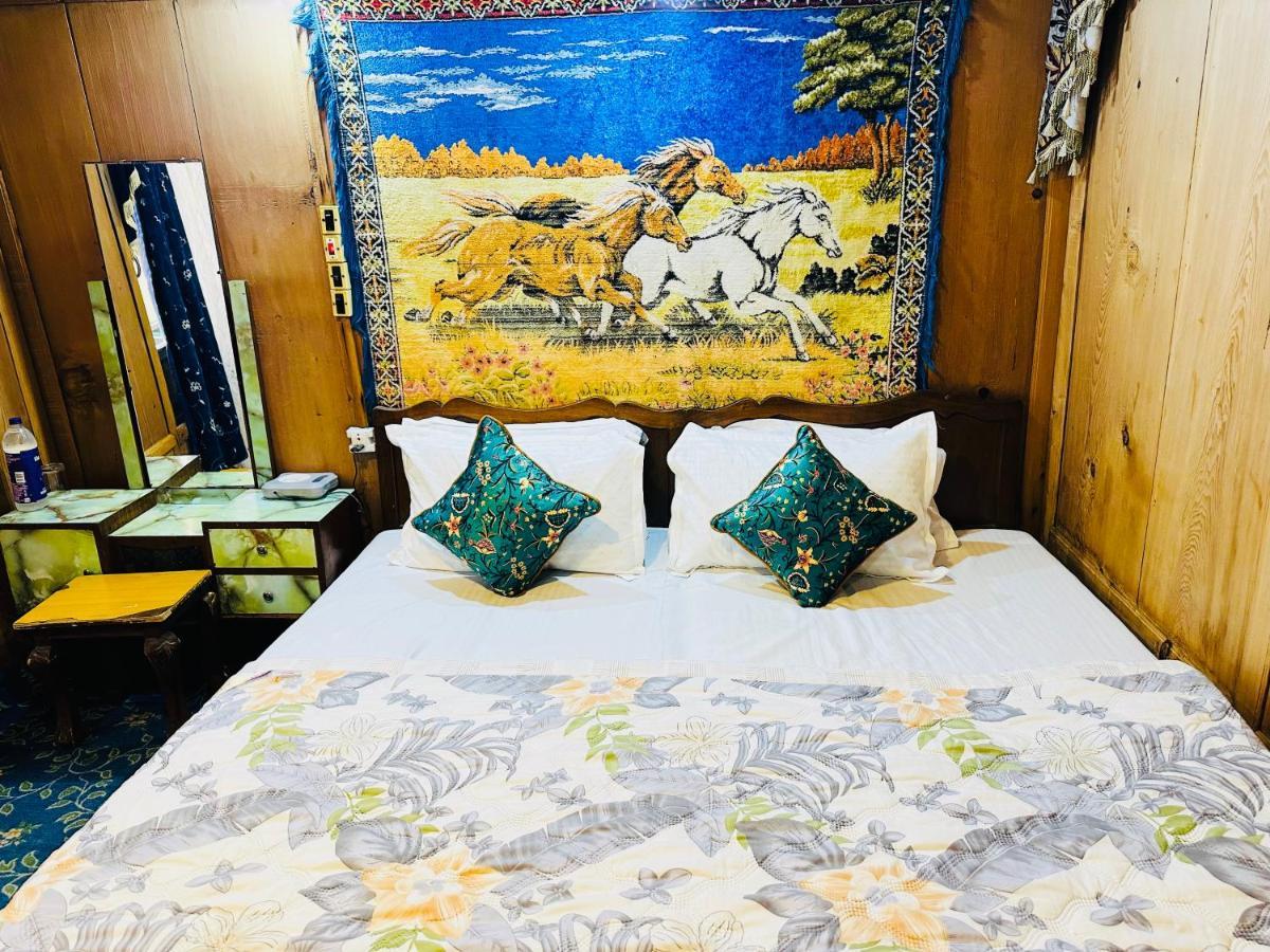 SrīnagarHouseboat New Retreat Group住宿加早餐旅馆 外观 照片